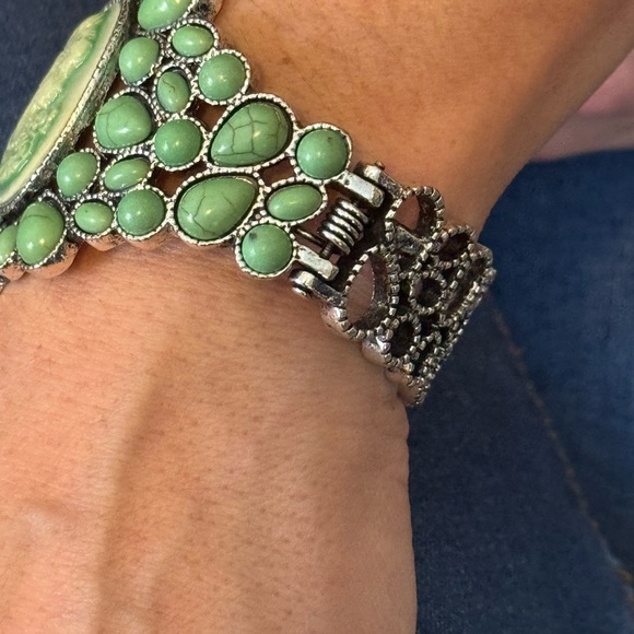 Cameo, Green Howlite Bangle Bracelet in Silvertone (7.0 In) 26.00 ctw - Picture 5 of 7